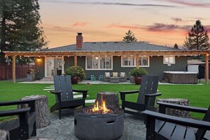A house with a covered patio, outdoor seating, and a fire pit. - Wine Country Backyard Escape (Santa Rosa)