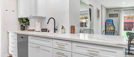 Coffee/tea maker, fridge, microwave, oven