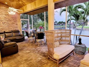 Outdoor dining - Royce Luxury Florida Golden Villas Collection (Cape Coral)