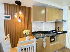 Kühlschrank, Mikrowelle, Herdplatte, Wasserkocher mit Kaffee-/Teezubehör