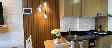 Fridge, microwave, stovetop, coffee/tea maker