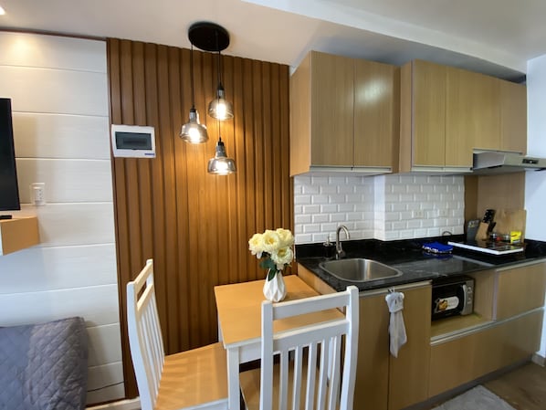 Fridge, microwave, stovetop, coffee/tea maker - Modern Condo Near Mactan Airport w/ 50mbps WIFI | Free Netflix (Lapu-Lapu City)