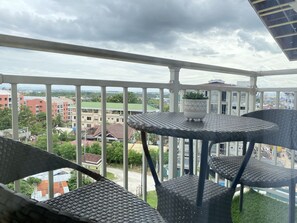 Outdoor dining - Modern Condo Near Mactan Airport w/ 50mbps WIFI | Free Netflix (Lapu-Lapu City)