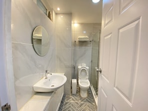 Shower, hair dryer, bidet, towels - Modern Condo Near Mactan Airport w/ 50mbps WIFI | Free Netflix (Lapu-Lapu City)
