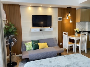1 bedroom, iron/ironing board, WiFi, bed sheets - Modern Condo Near Mactan Airport w/ 50mbps WIFI | Free Netflix (Lapu-Lapu City)