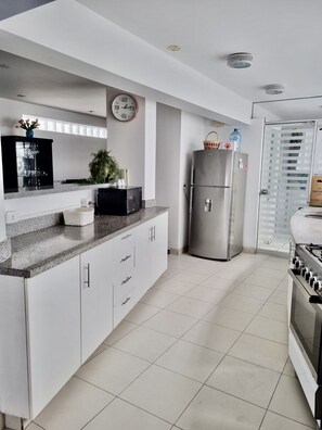 Refrigerador, microondas, horno y parrilla de estufa 