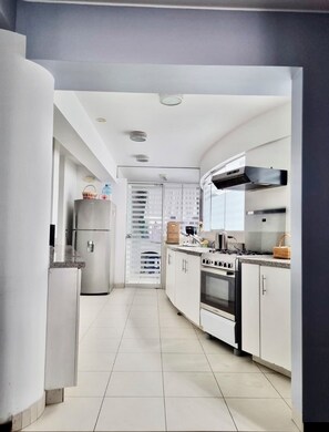 Frigorífico, microondas, horno y placa de cocina