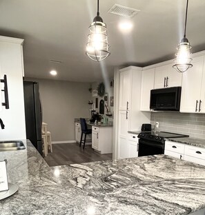 Réfrigérateur, four à micro-ondes, un four, surface de cuisson