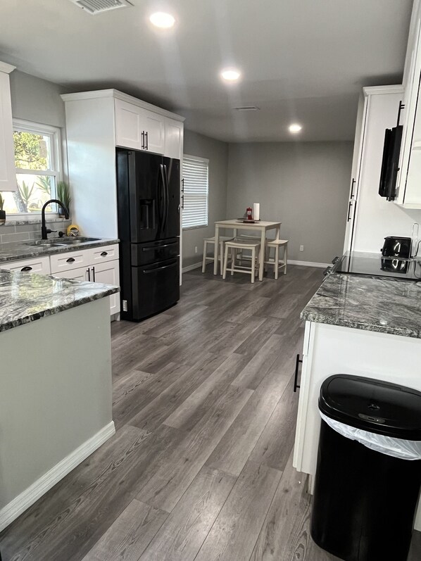 Réfrigérateur, four à micro-ondes, un four, surface de cuisson