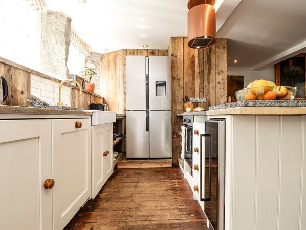 Cottage | Private kitchen | Fridge, dishwasher, toaster, cookware/dishes/utensils