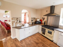 Cottage | Private kitchen | Fridge, dishwasher, electric kettle, toaster
