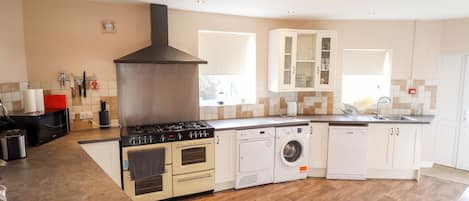 Cottage | Dapur peribadi | Peti sejuk, mesin basuh pinggan mangkuk, cerek elektrik, pembakar roti
