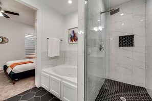 Badewanne, Haartrockner, Handtücher, Seife