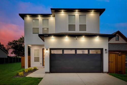 Modern Dallas Home near Downtown!Fun Backyard with BBQ, Firepit & TankPool!