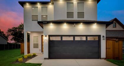 Modern Dallas Home near Downtown!Fun Backyard with BBQ, Firepit & TankPool!