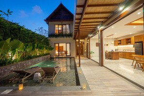 Outdoor pool, pool loungers - Saskara Villa (Canggu)