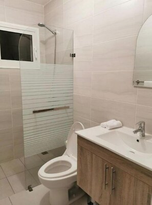 Douche, sèche-cheveux, serviettes fournies, savon