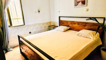 2 slaapkamers, een strijkplank/strijkijzer, internet, beddengoed