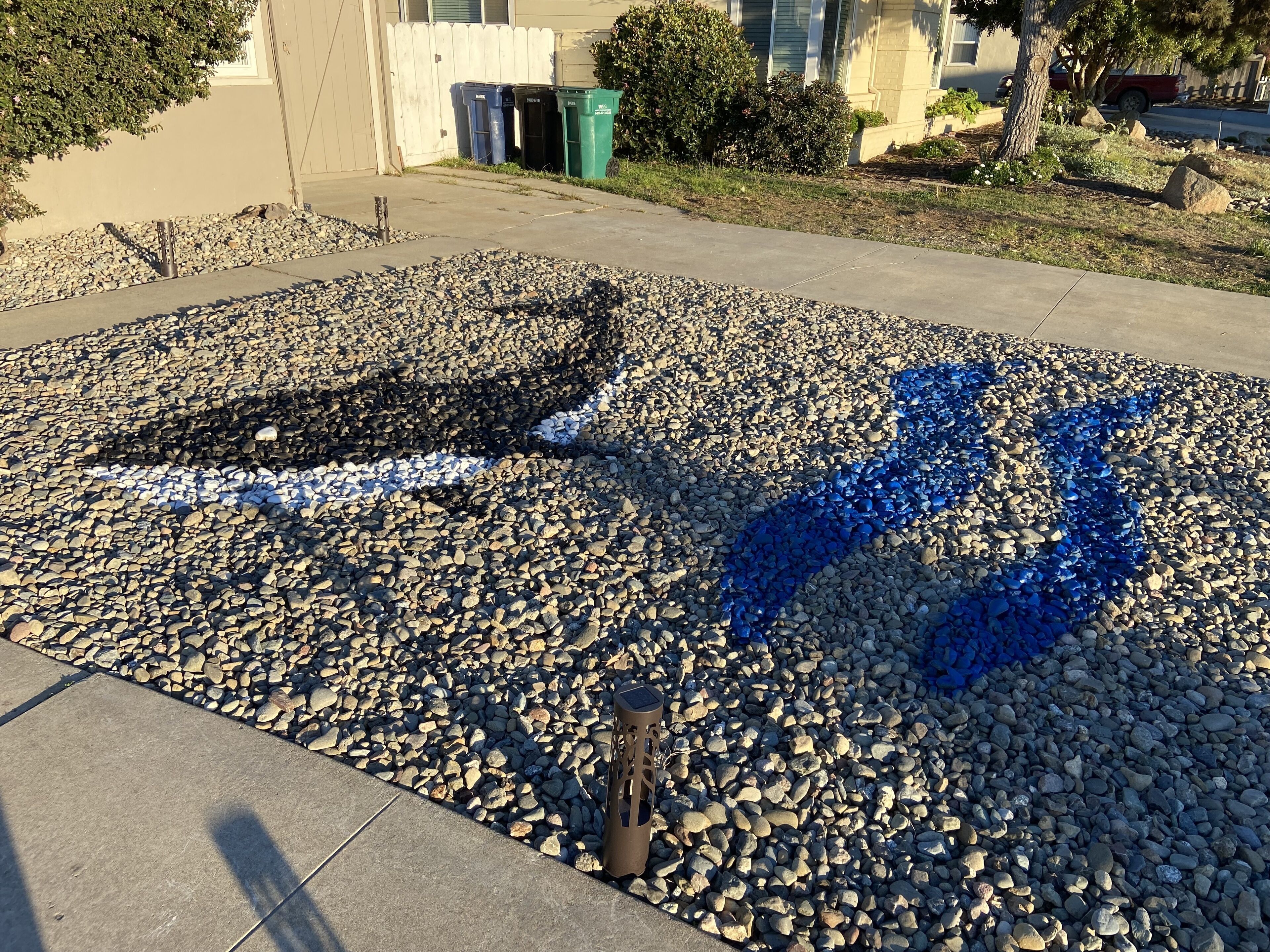 Una superficie pavimentada con un diseño de piedras y una pintura azul.