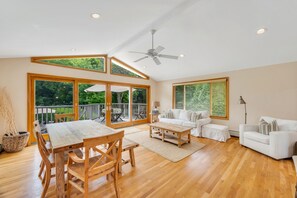 Una Smart TV, una chimenea, un reproductor de DVD, libros