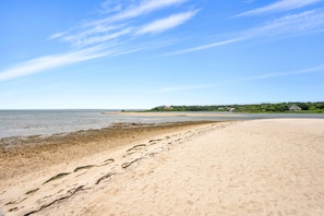 Beach nearby, sun loungers, beach towels