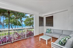 Property grounds - Absolute Beach Front 1 Bedroom Apartment Palm Cove (Palm Cove)