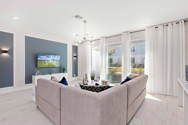 Flat-screen TV, table football - Voguish Townhouse with Games Room at Encore (Kissimmee)