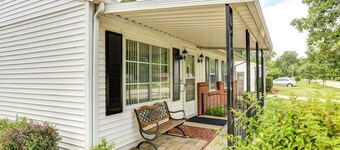 Great neighborhood!  3 bed 2 full bath close to shopping, restaurants, U of I