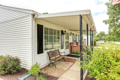 Great neighborhood!  3 bed 2 full bath close to shopping, restaurants, U of I