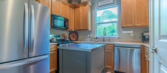 Midtown Location, walk to beach or downtown