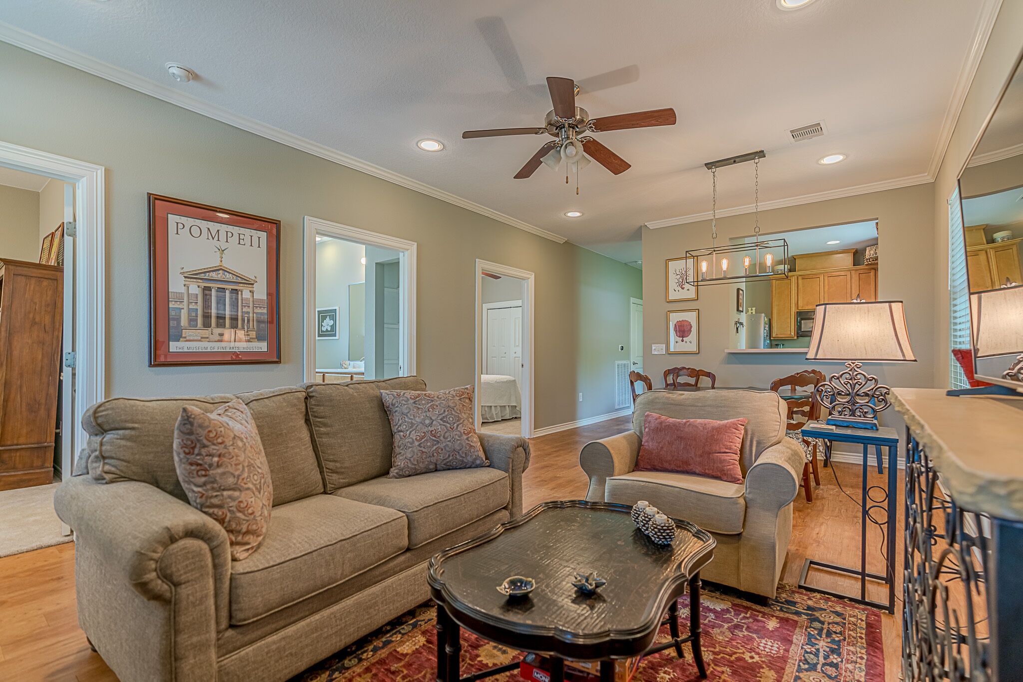 智能电视、书、立体声音响