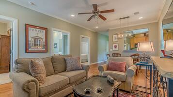 TV connectée, livres, chaîne hi-fi