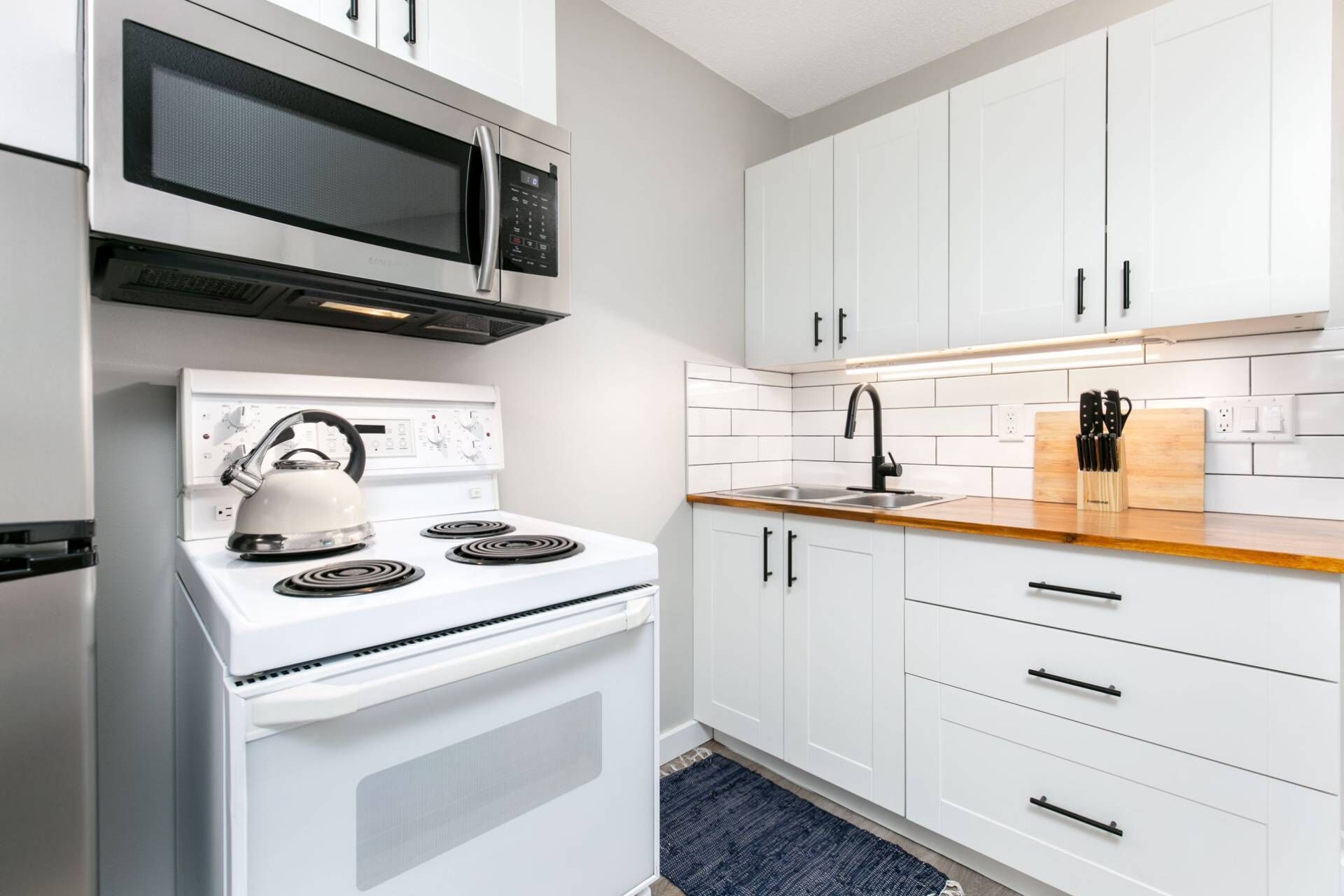 Coffee/tea maker, fridge, microwave, oven