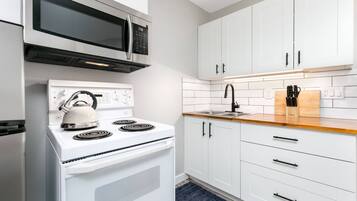 Coffee/tea maker, fridge, microwave, oven
