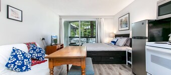CREEKSIDE - super cute ground level Studio
