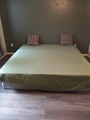 2 habitaciones, caja de seguridad en la habitación y escritorio