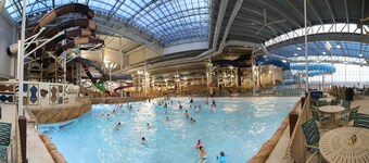 Big 5-BR House with hot tub, indoor game room close to skiing