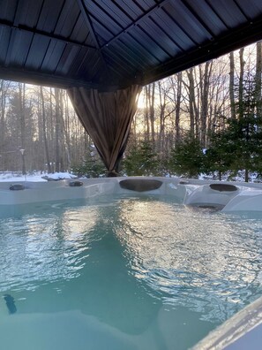 Outdoor spa tub