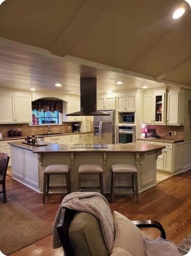Beautiful 4 bedroom house on Bass Lake