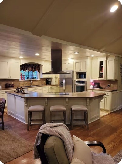 Beautiful 4 bedroom house on Bass Lake