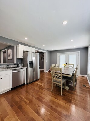 Dining - CHeerful 3-bedroom waterfront home (Riviera Beach)