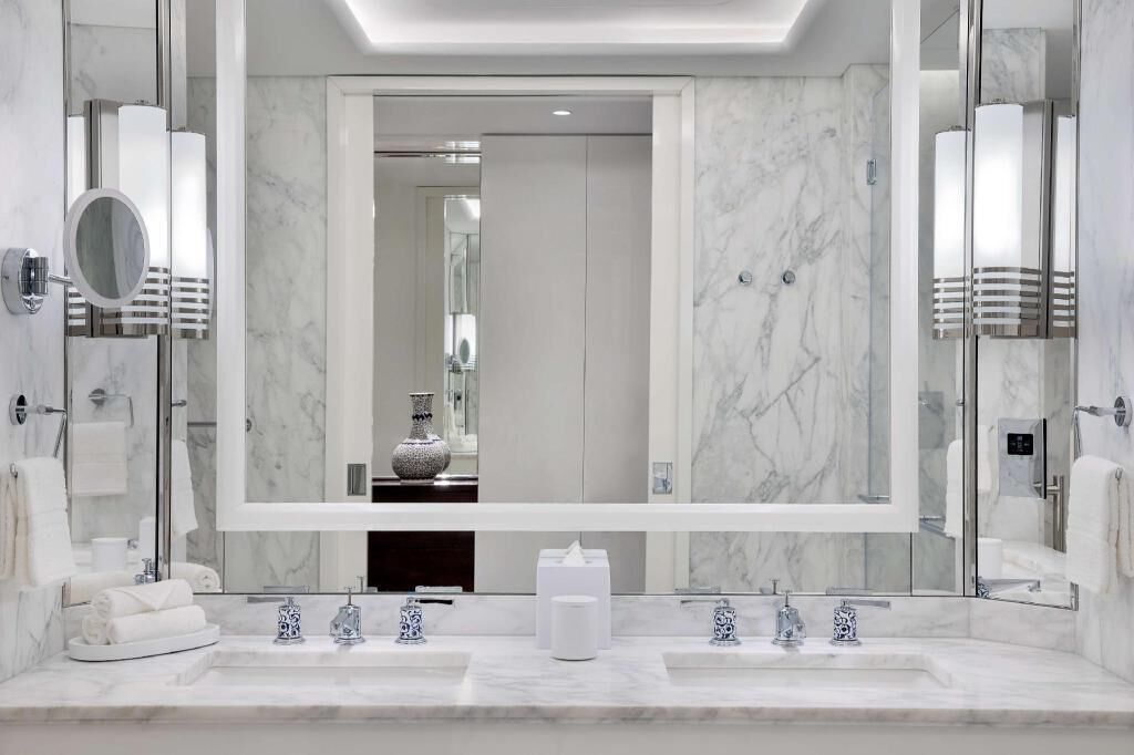 Badezimmer | Duschwanne, Regendusche, kostenlose Toilettenartikel, Haartrockner