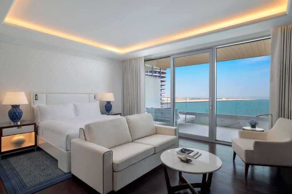 Hochwertige Bettwaren, Betten mit Memory-Foam-Matratzen, Minibar