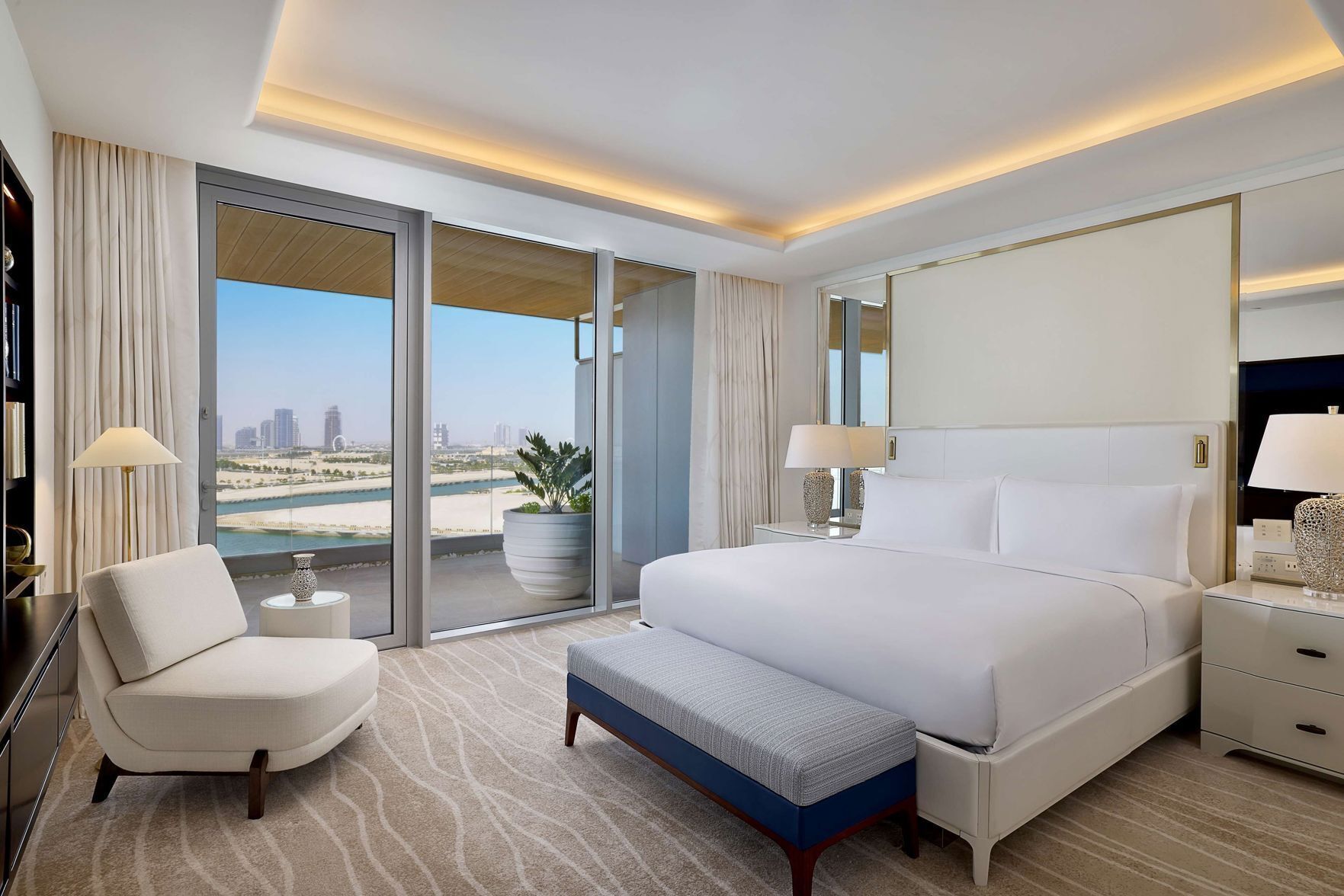 Hochwertige Bettwaren, Betten mit Memory-Foam-Matratzen, Minibar