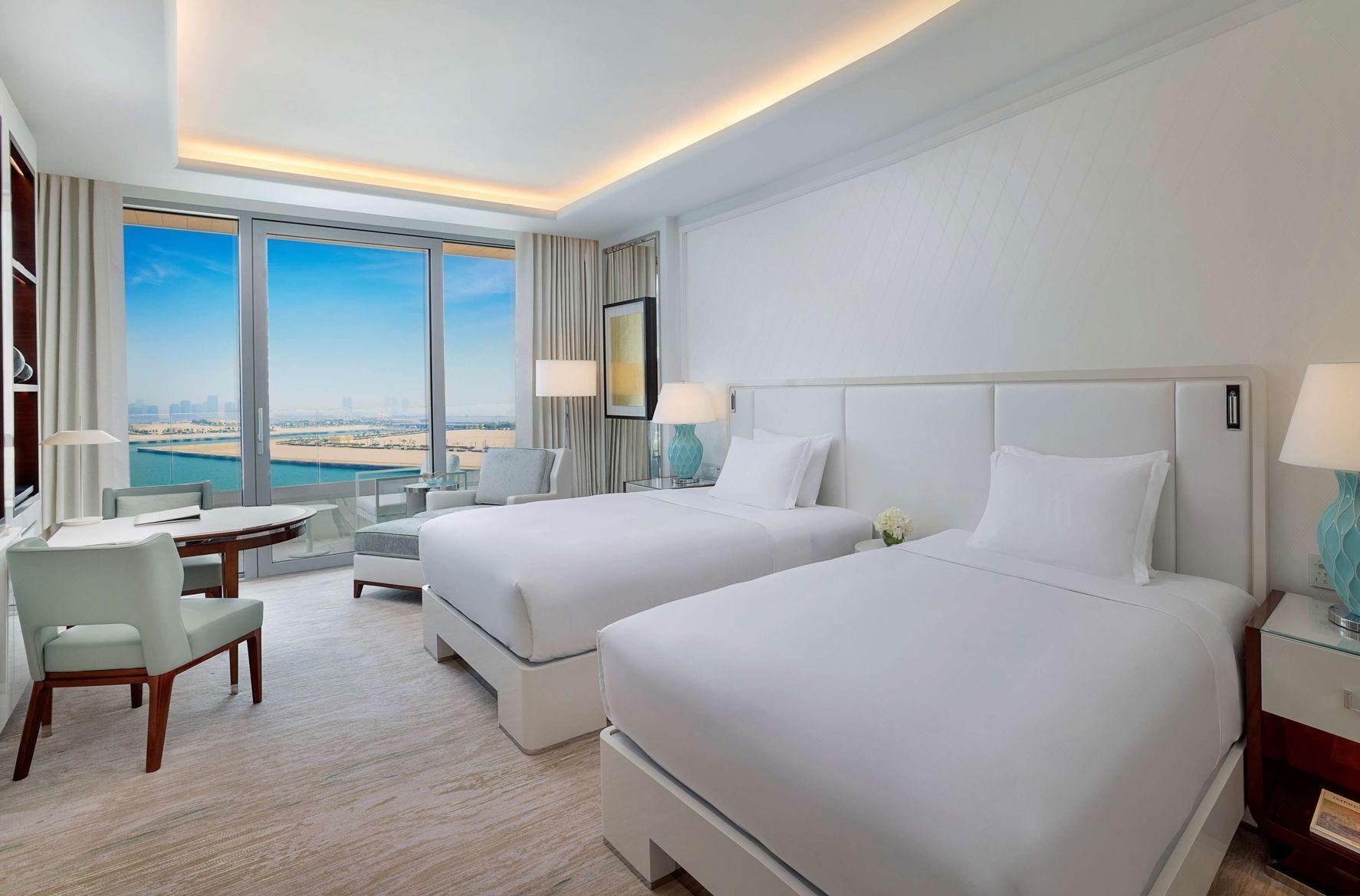 Hochwertige Bettwaren, Betten mit Memory-Foam-Matratzen, Minibar