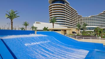 3 piscines extérieures, cabanons gratuits, parasols de plage