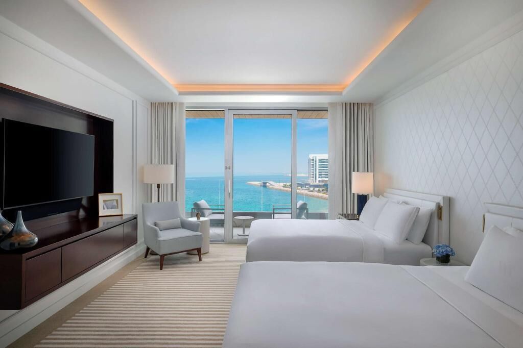 Hochwertige Bettwaren, Betten mit Memory-Foam-Matratzen, Minibar
