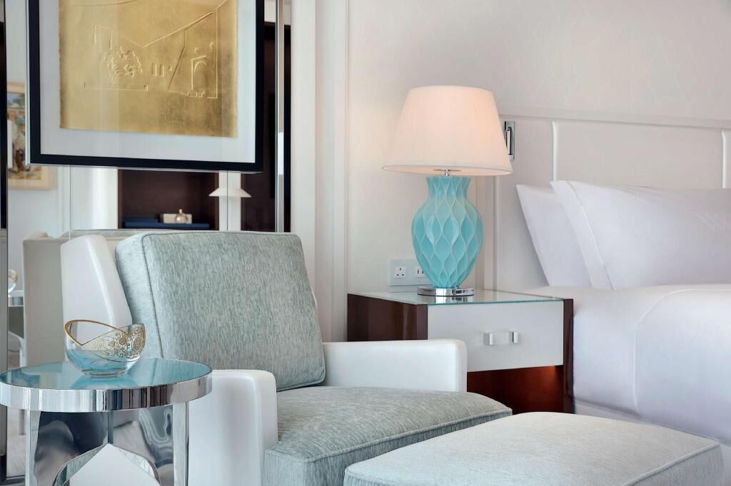Hochwertige Bettwaren, Betten mit Memory-Foam-Matratzen, Minibar