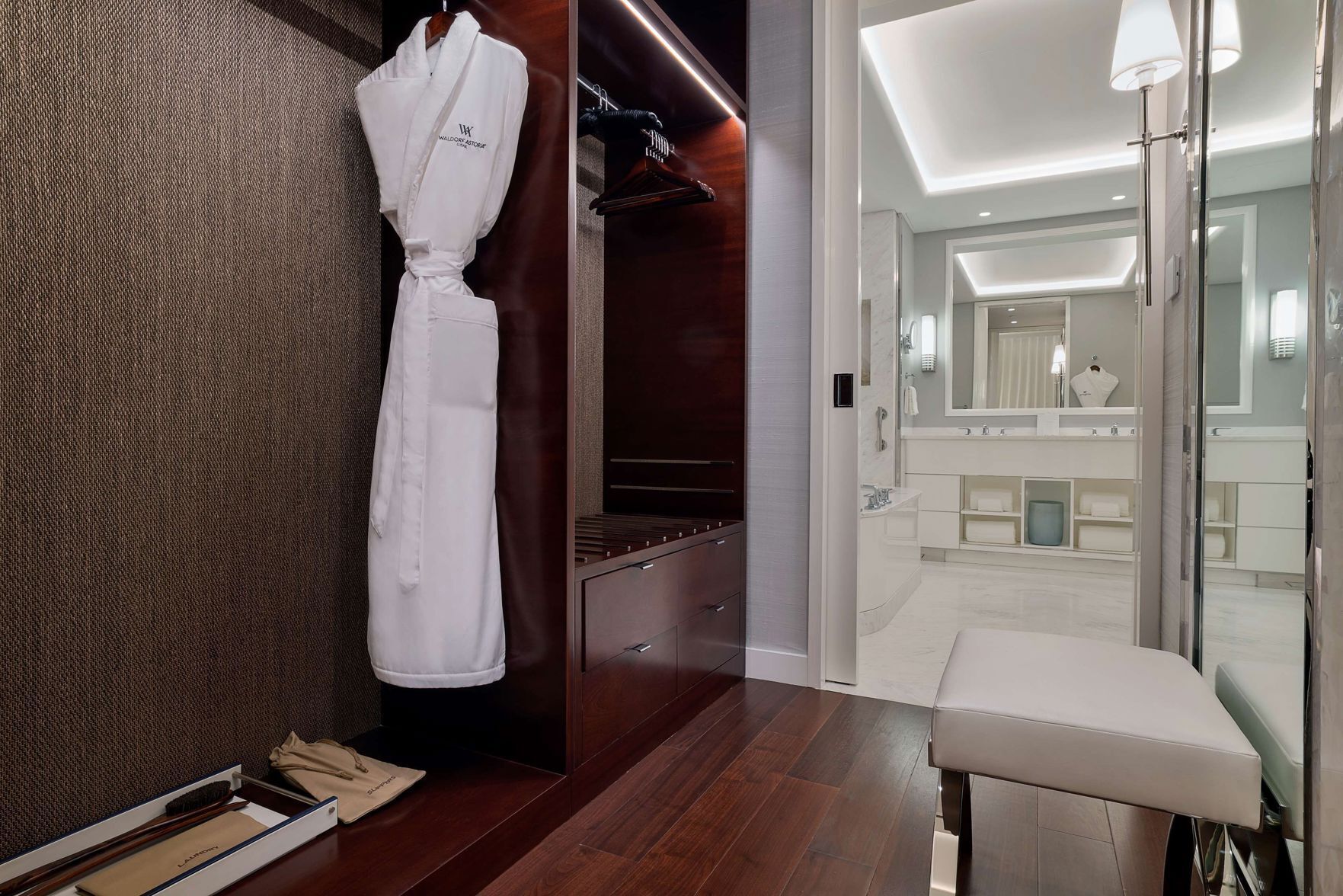 Badezimmer | Duschwanne, Regendusche, kostenlose Toilettenartikel, Haartrockner
