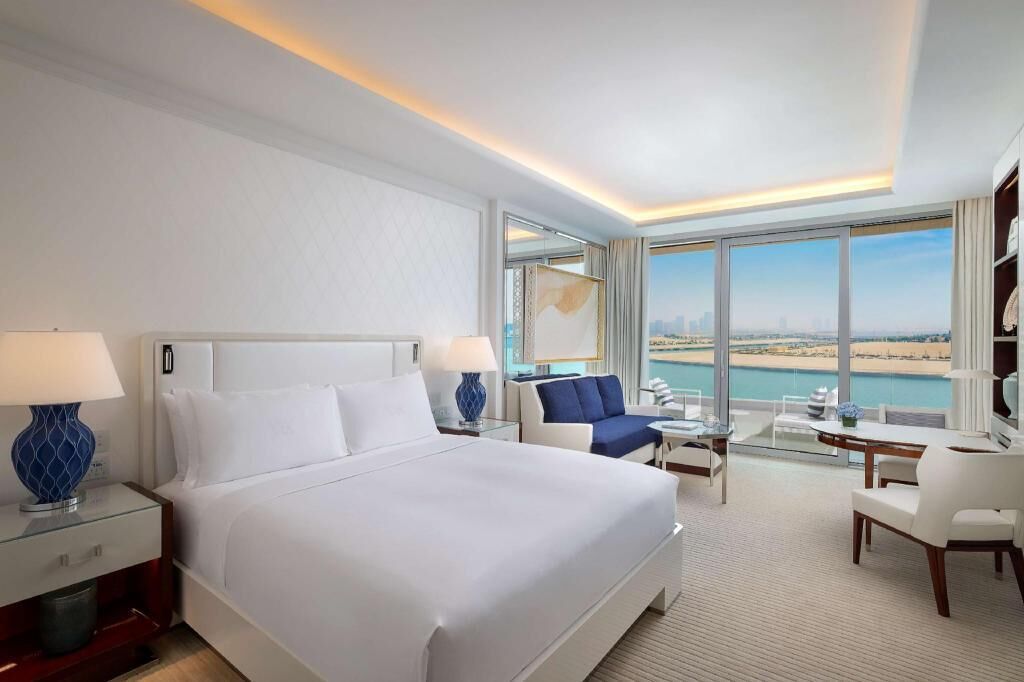 Hochwertige Bettwaren, Betten mit Memory-Foam-Matratzen, Minibar